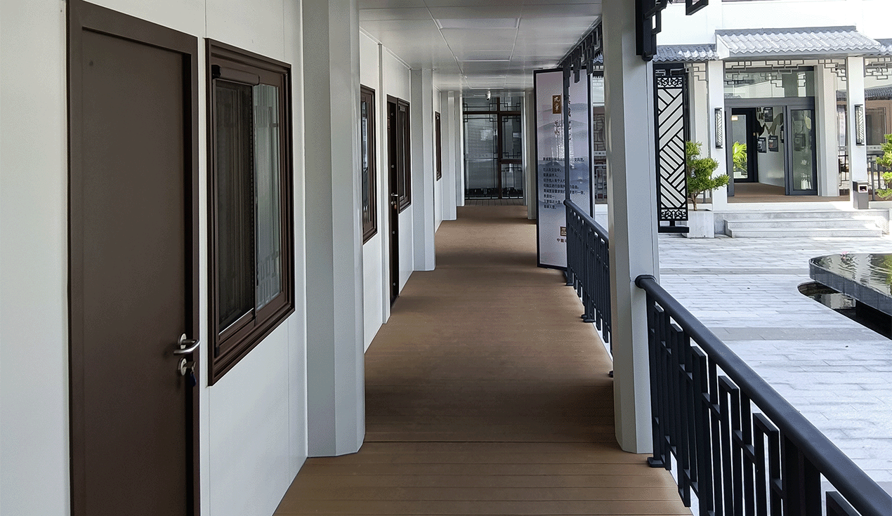 Box Cabin Imitation Courtyard Project